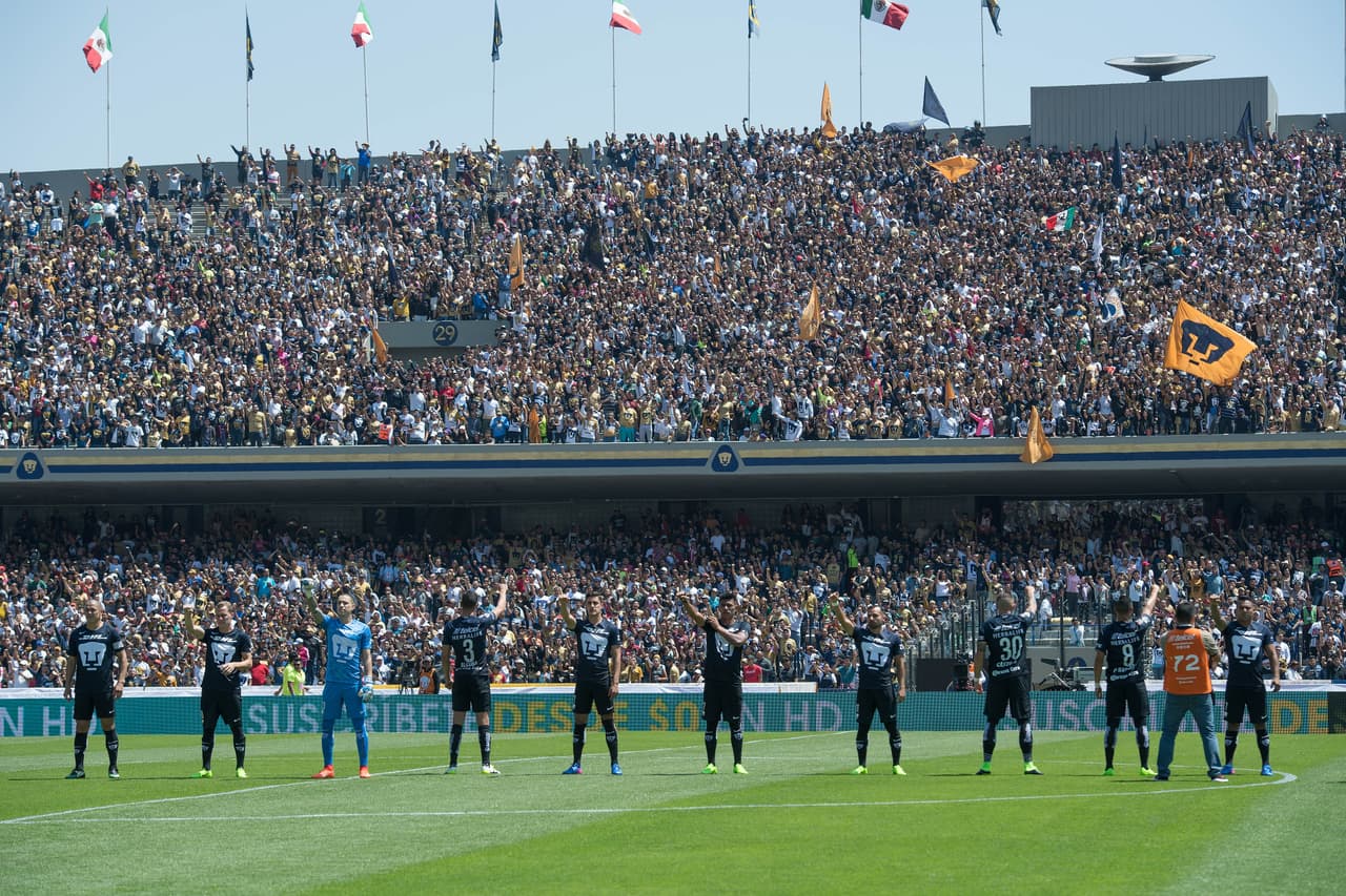Toda una tradición. Se escucha el Himno Universitario con mucho respeto.
