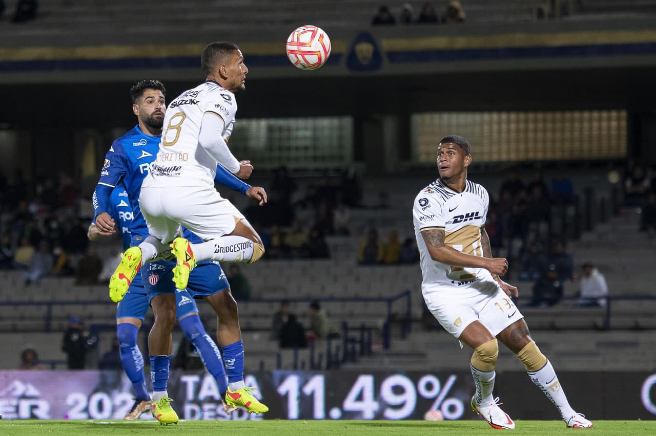 Meritao remató una pelota dentro de su propia área y por poco convierte un autogol. Para su fortuna, el balón no se fue al fondo de la red.