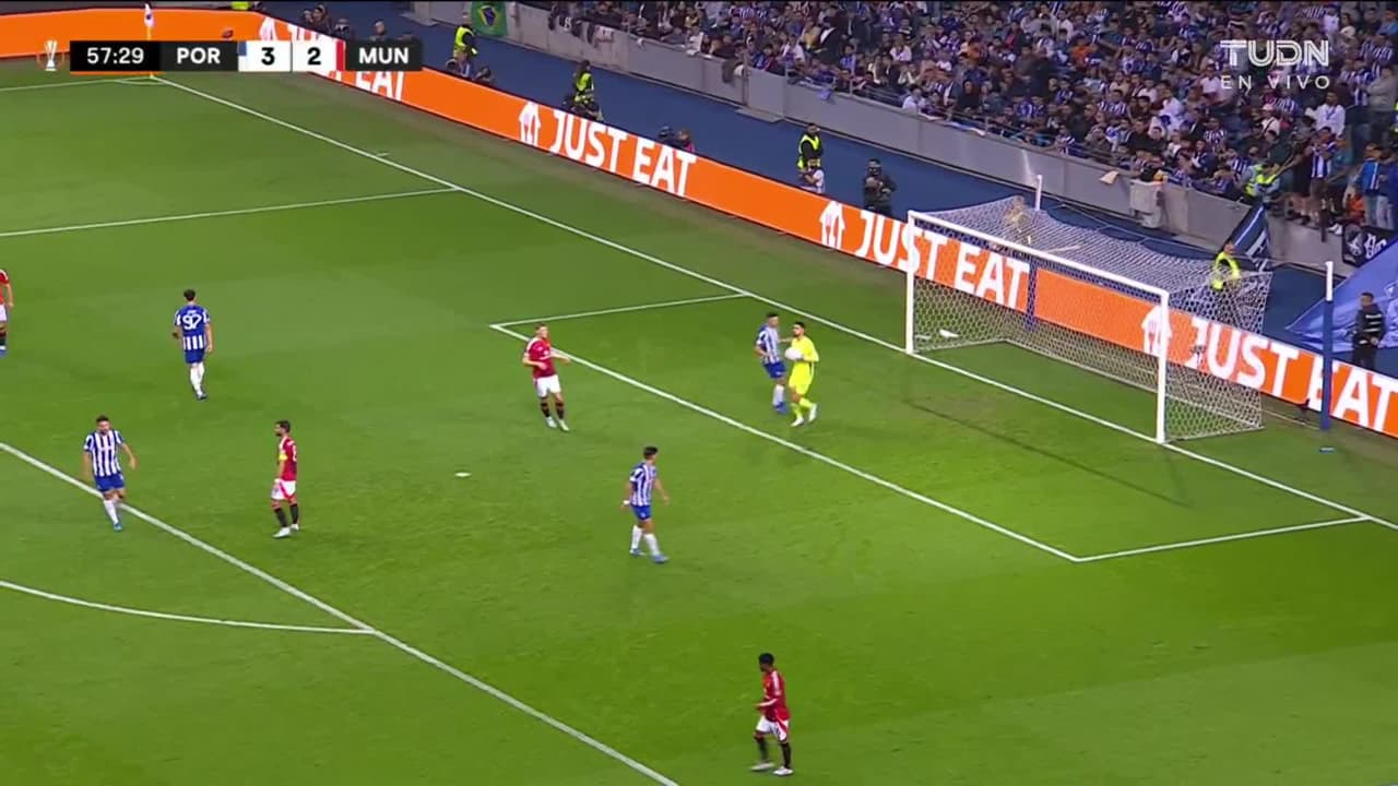 ¡TIRO ATAJADO! disparo por Alejandro Garnacho.