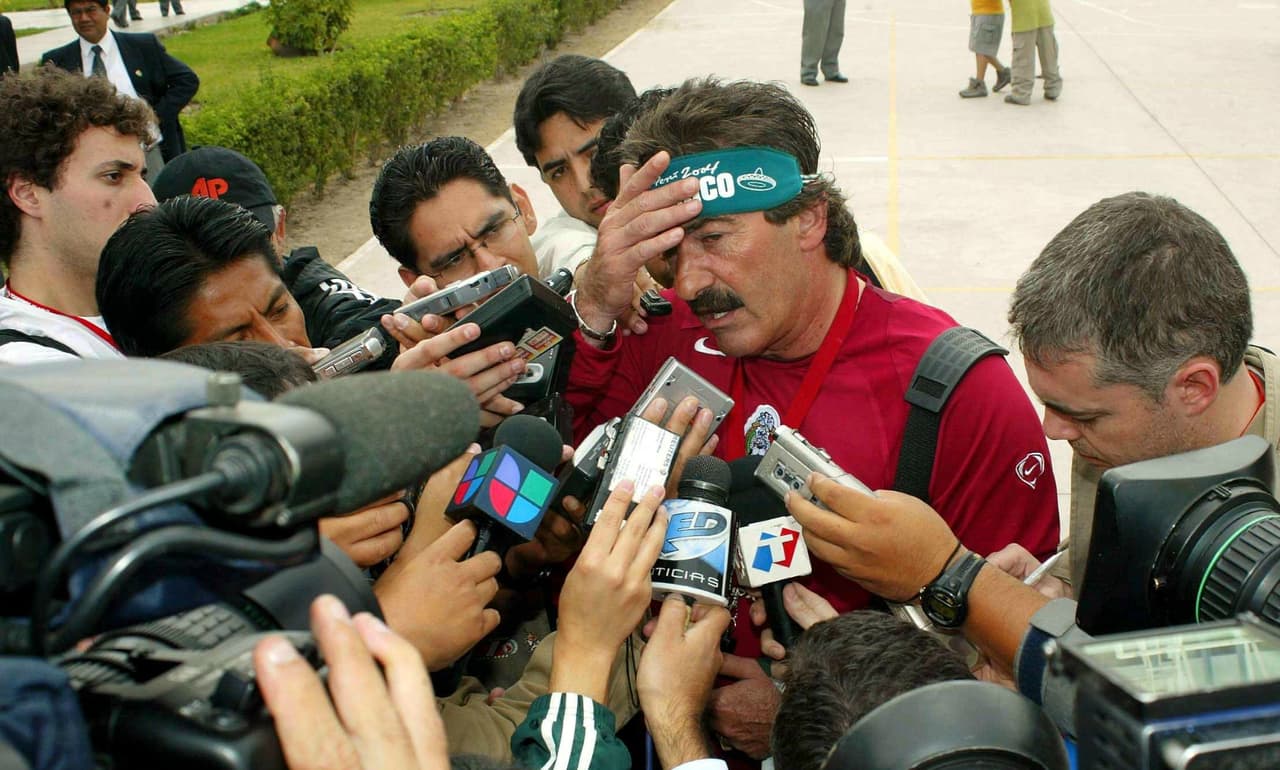 Los problemas con La Volpe fueron la mala relación con los medios de comunicación, el ‘casarse’ con ciertos jugadores que los críticos no justificaban su estancia en selección así como ciertas malas conductas del argentino contra reporteros.