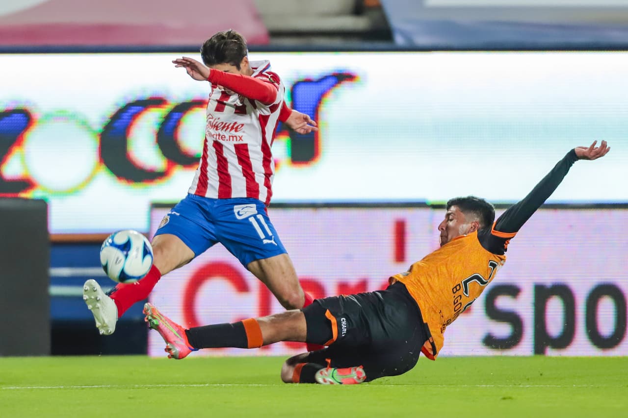 Tuzos y Chivas empatan 1-1 en Pachuca, los locales fallaron un penal en la recta del partido. Pachuca continúa en el fondo de la tabla con tres puntos y las Chivas se sitúan en la 12 plaza con 7 unidades.