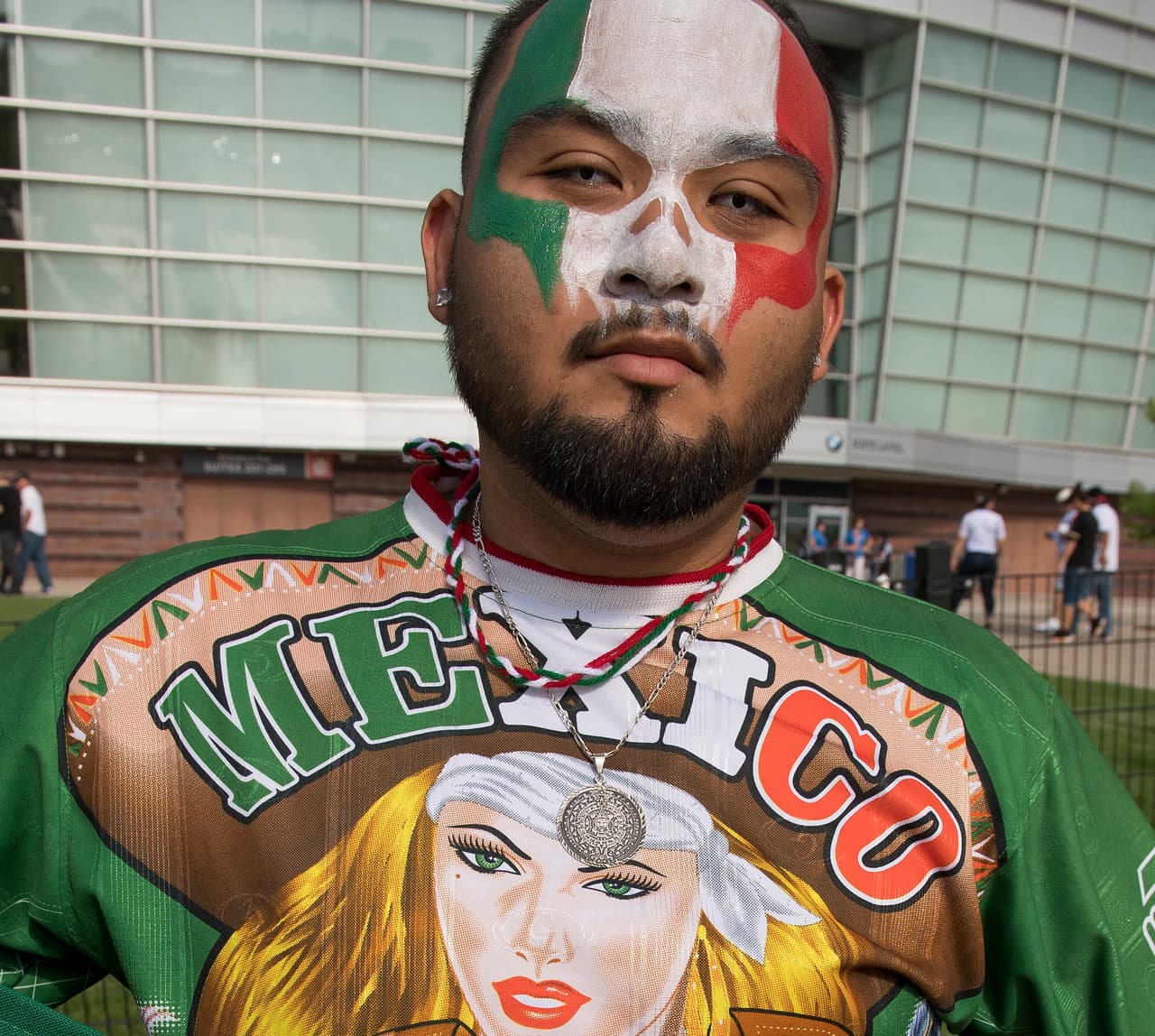 Otros fanáticos decidieron tener algunos atuendos diferentes pero alusivos al país.