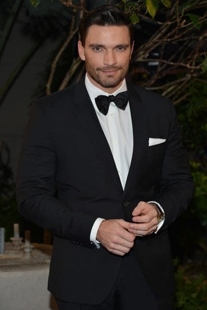 Habrá que ver si Valderrama es tan buen actor como Julián Gil, que muestra elegancia en la alfombra.