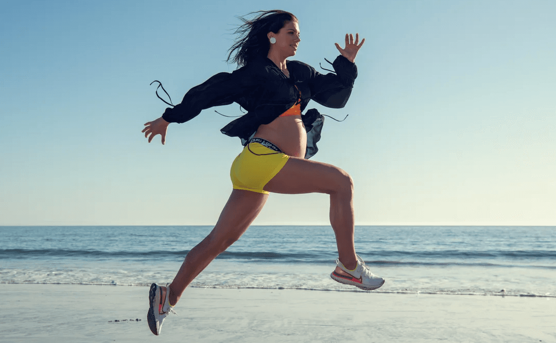 Alex Morgan es la estrella de la Selección de Estados Unidos, está embarazada y se sigue preparando para los Juegos Olímpicos. hizo una sesión de fotos para la revista Glamour.