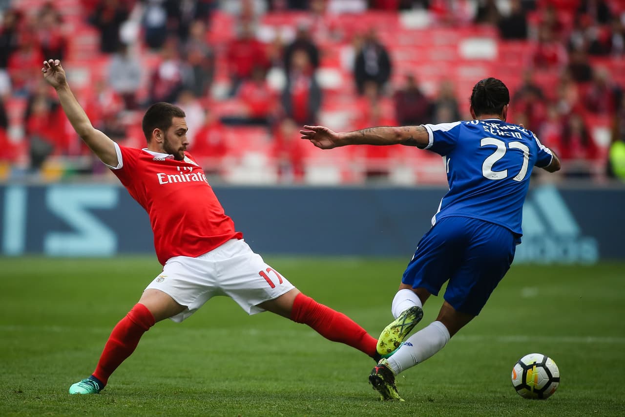 De a poco, Benfica no tuvo cómo sostener los ataque del equipo Dragón, que dejó en el banco al defensa mexicano Diego Reyes.