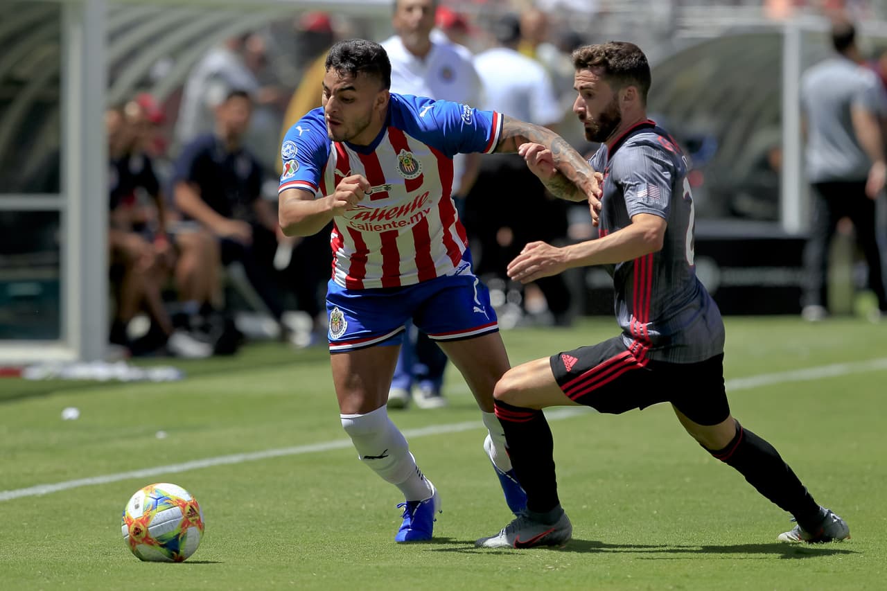 Alexis Vega estrelló un balón en el larguero.