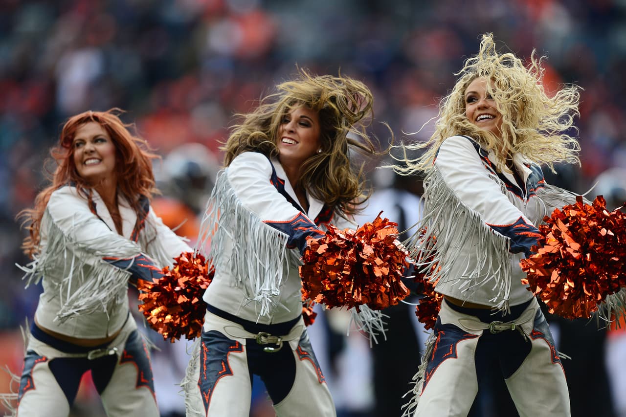 La belleza impactante de las animadoras y la pasión incontenible de los fanáticos le dio alegría a la tradicional jornada del Año Nuevo.