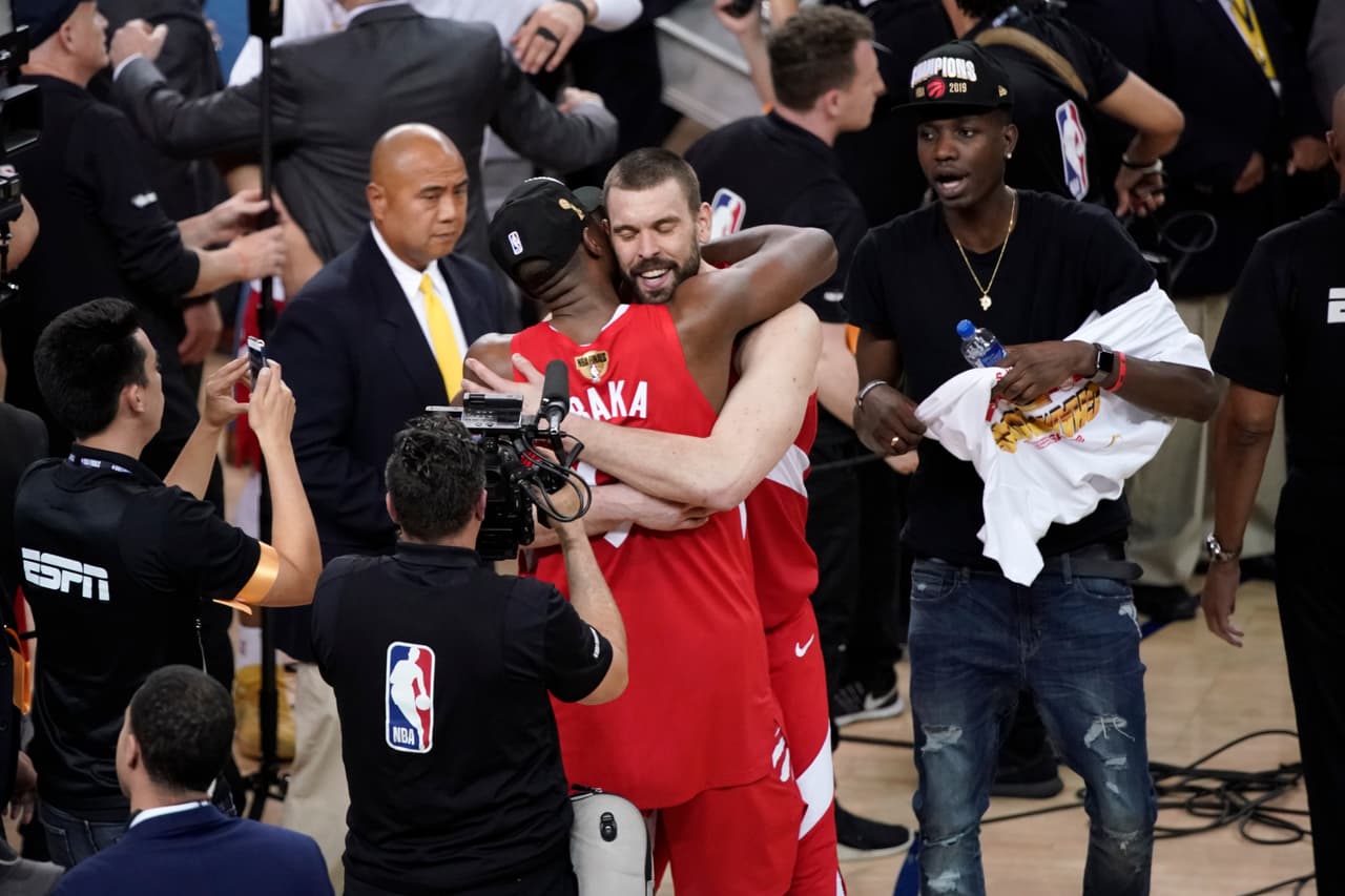 Los Toronto Raptors fueron, por récord, el segundo mejor equipo de la NBA y tras una exitosa, larga y desgastante Postemporada, lograron imponerse a los Golden State Warriors, el amplio favorito para refrendar su título. Dada la gran hazaña que acaban de conseguir los canadienses, así fue como festejaron en la casa del equipo más dominante de la NBA en los últimos cinco años.