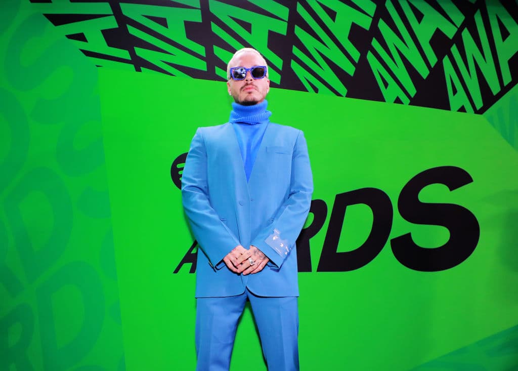 Su primer éxito internacional fue el de 6 am, que fue una colaboración con Farruko.
<br>