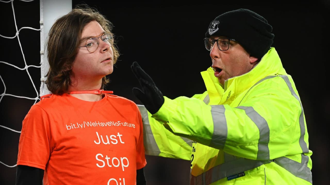 Joven se ata el cuello a la portería y detiene el Everton-Newcastle