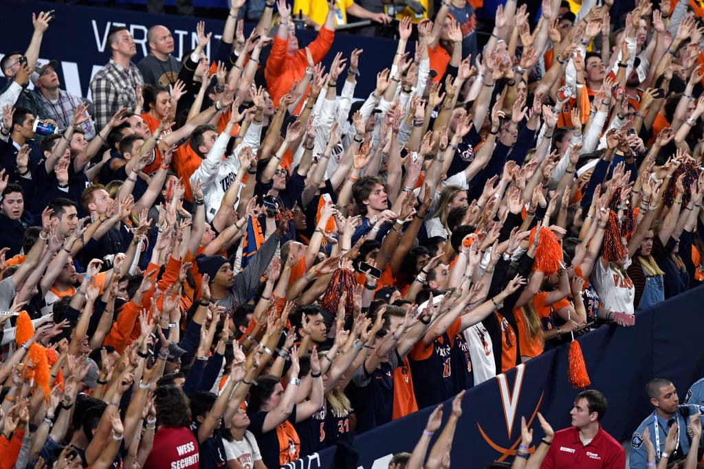 Así celebraron los aficionados de la Universidad de Virginia antes de que se consumara la victoria.