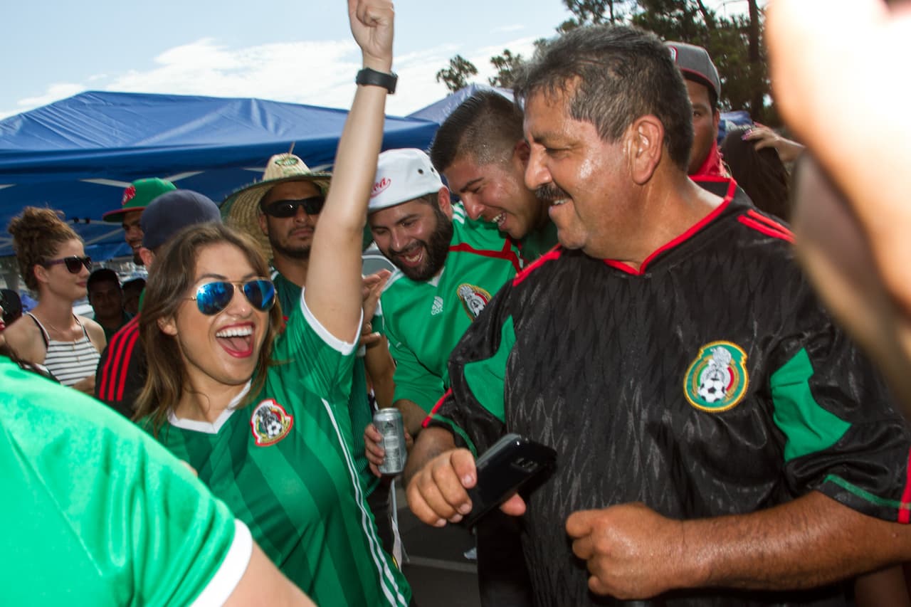 Horas antes del duelo entre México y El Salvador, los aficionados empezaron a hacer su partido en el estacionamiento del Qualcomm Stadium de San Diego, una fiesta llena de música y camaradería entre las dos naciones.