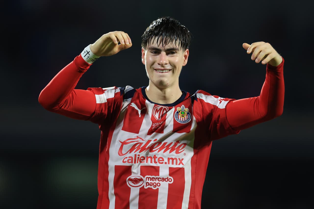 La 'Hormiga' González ha aprovechado las lesiones y los bajos rendimientos de históricos como 'Chicharito' Hernández y Alan Pulido para ser el '9' titular de Gabriel Milito en Chivas.