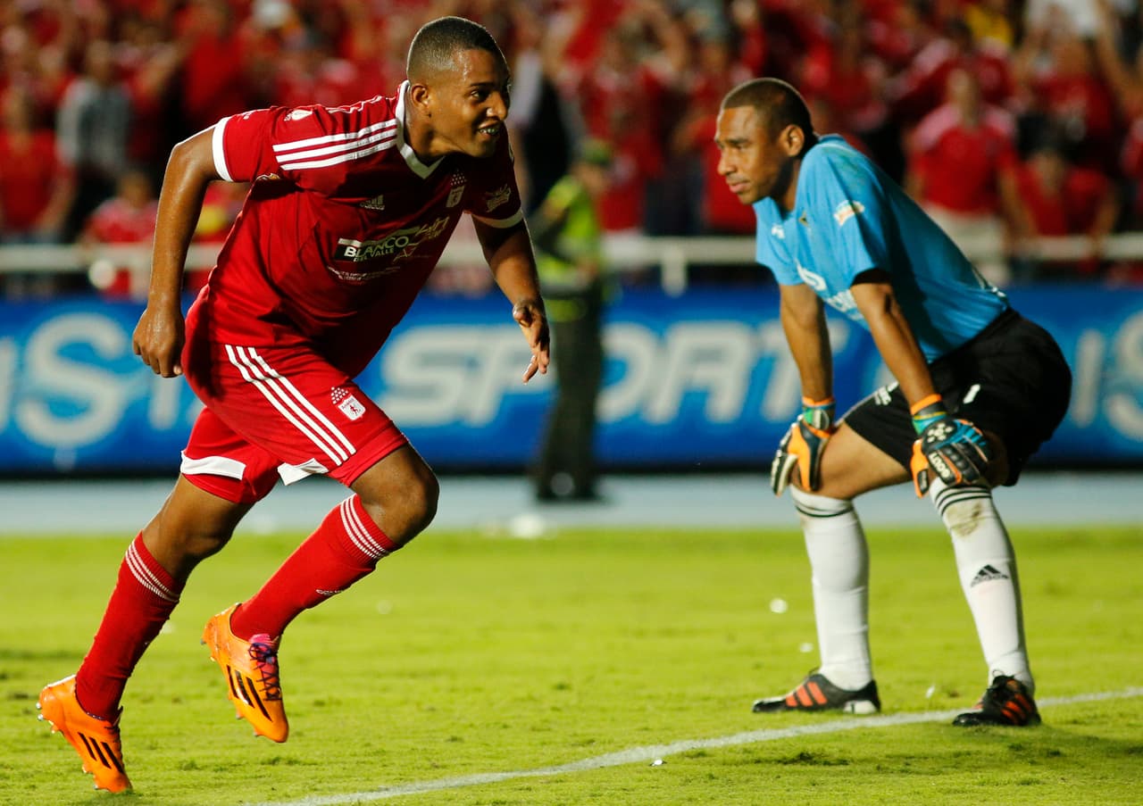 El delantero colombiano Alejandro Peñaranda, quien surgiera de las menores de Atlético Nacional, pasara por América de Cali y jugara actualmente en el Cortuluá, fue asesinado en la ciudad de Cali luego de que un sujeto entrara a la casa de Cristian Borja (Toluca) preguntando por una mujer y disparando indiscriminadamante.