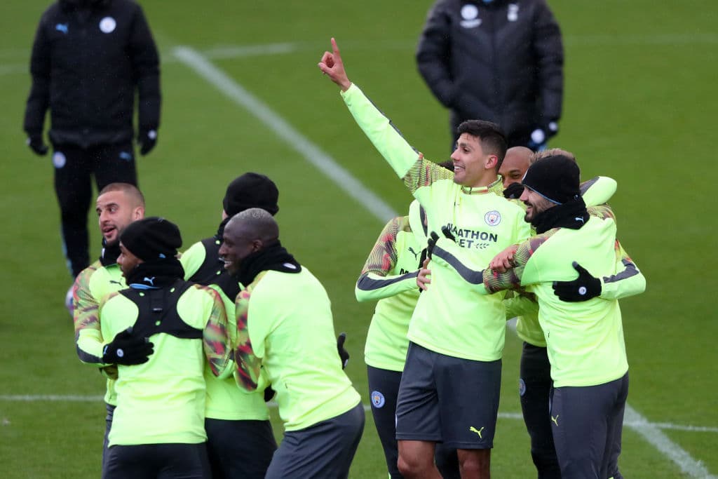 Rodrigo del Manchester City feliz en el entrenamiento