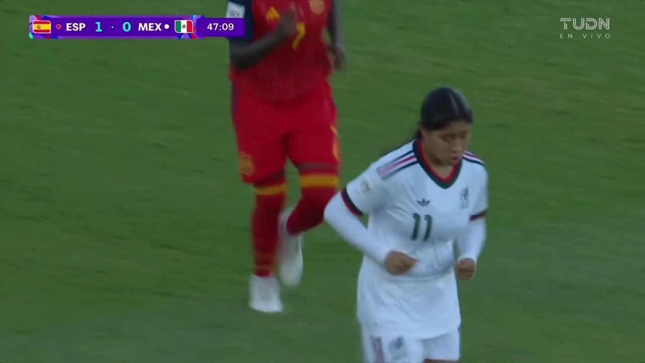 ¡Falla grosera de México! Era el empate ante España pero el remate se va muy desviado