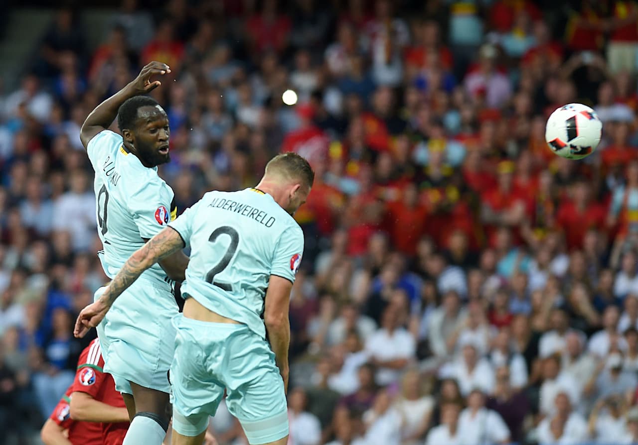 A los 10 minutos Alderweireld rompió el cero con un potente cabezazo que venció al arquero Kiraly.