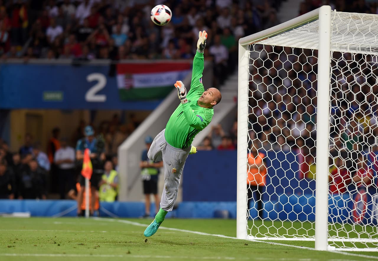 El arquero Király fue la figura de los húngaros al atajar varios intentos de los belgas.