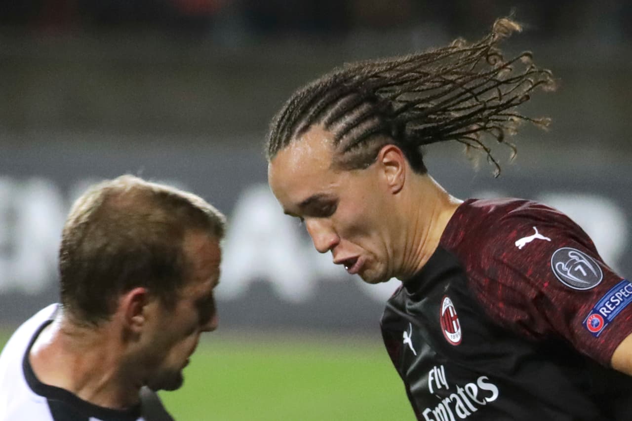 El uruguayo Diego Laxalt, con su espectacular cabellera, buscó desequilibrar por la banda izquierda con sus peligrosos desbordes.