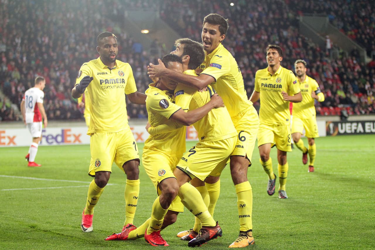Villarreal's forward from Colombia Carlos Bacca (2ndL) is congratulated by teammates after he scored a goal during the UEFA Europa League group A football match Slavia Prague v Villarreal in Prague on November 2, 2017. / AFP PHOTO / MILAN KAMMERMAYER (Photo credit should read MILAN KAMMERMAYER/AFP/Getty Images)