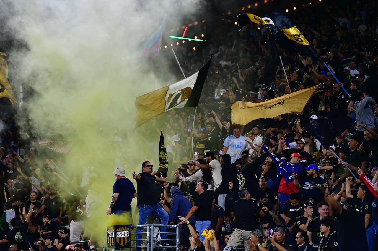 La 3252, el grupo más ruidosos de aficionados de LAFC, celebró el gran momento del equipo 'Negro y Oro'.
<br>