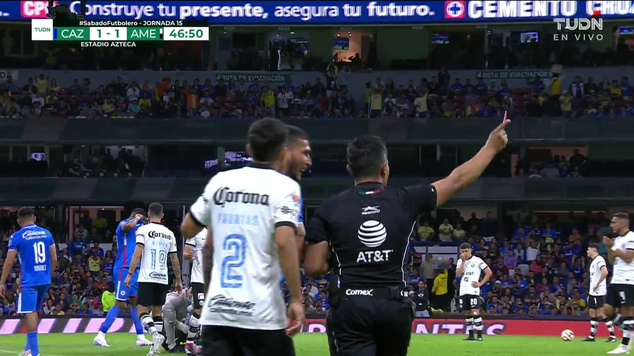 ¡Expulsión! El árbitro saca la roja directa a Michael Estrada.