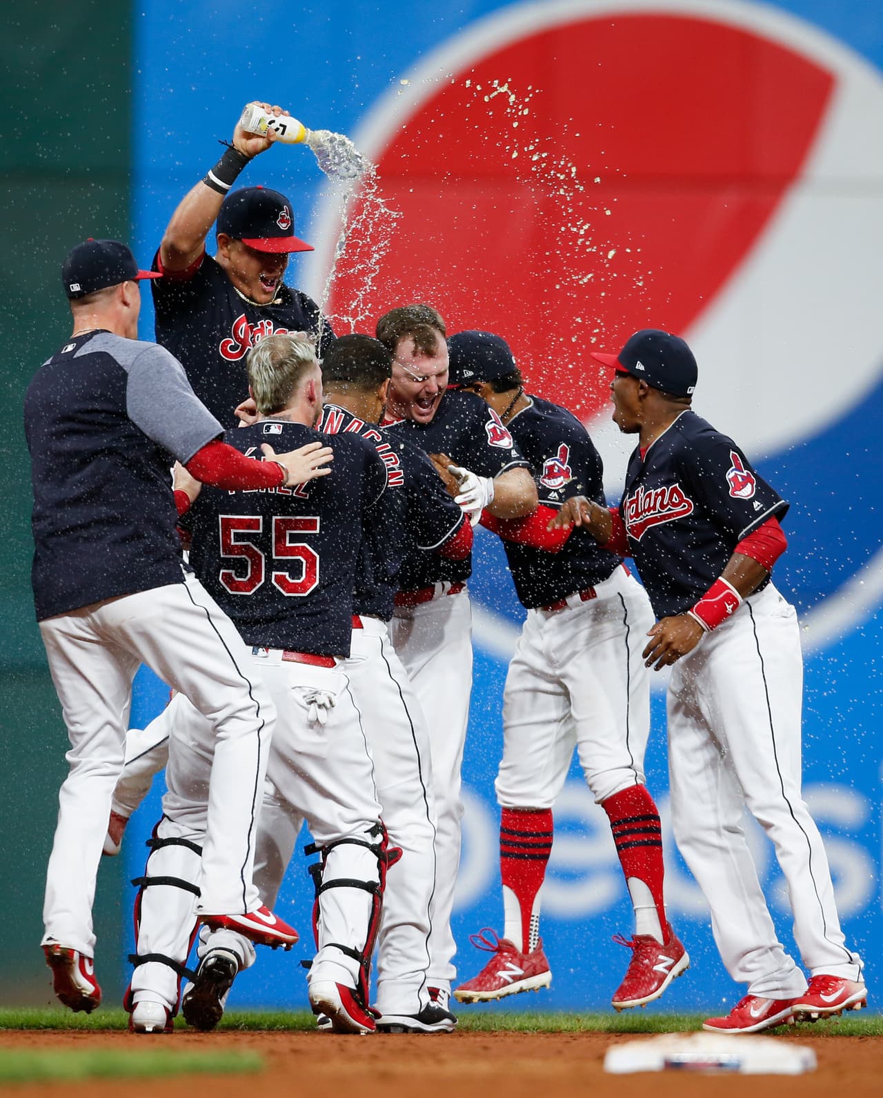 Indians remonta de manera heroica ante Royals y extiende su racha a 22 victorias
