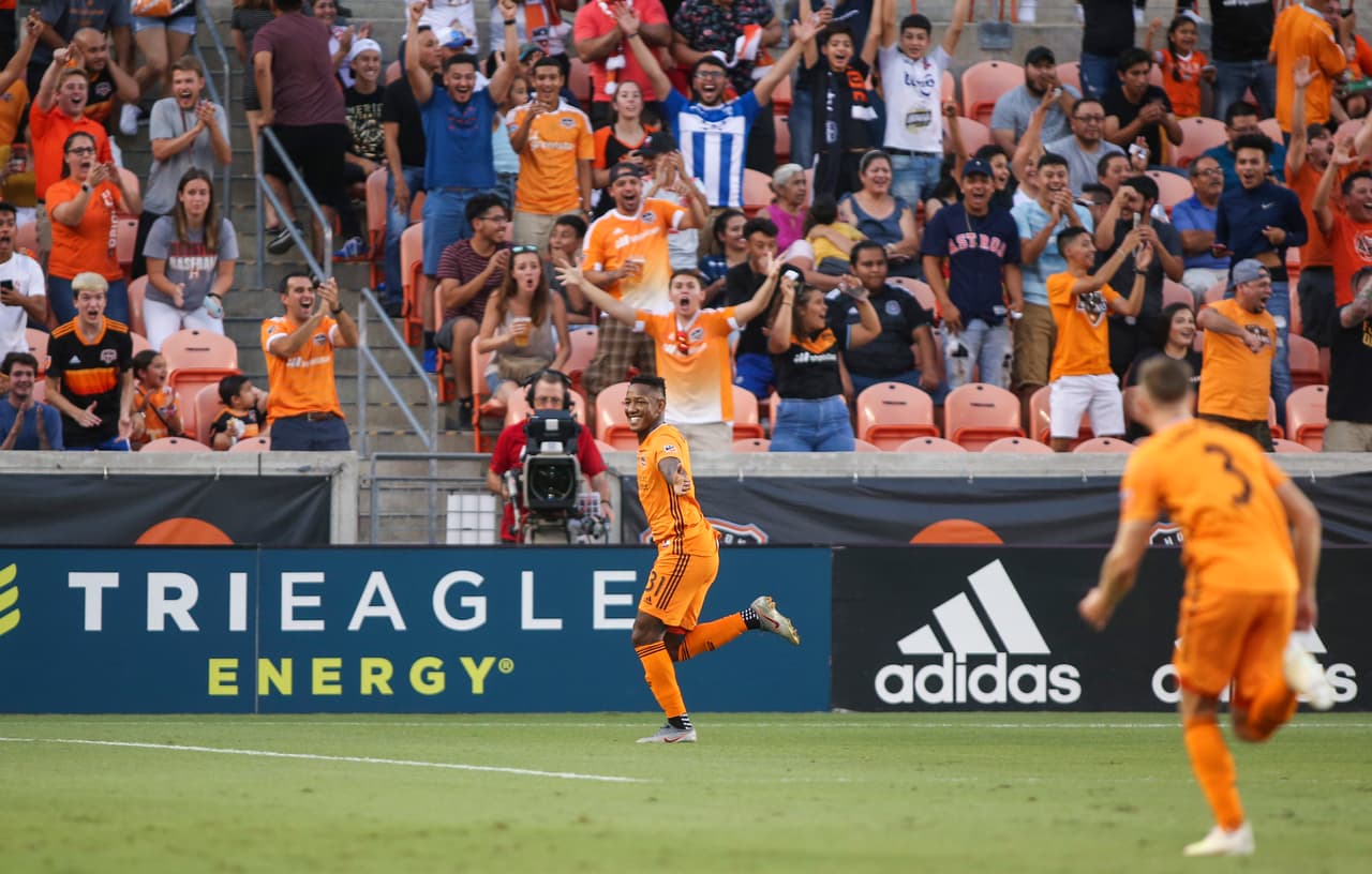 El delantero hondureño Romell Quioto (centro) hizo el primer gol de Houston Dynamo apenas a los tres minutos de juego.