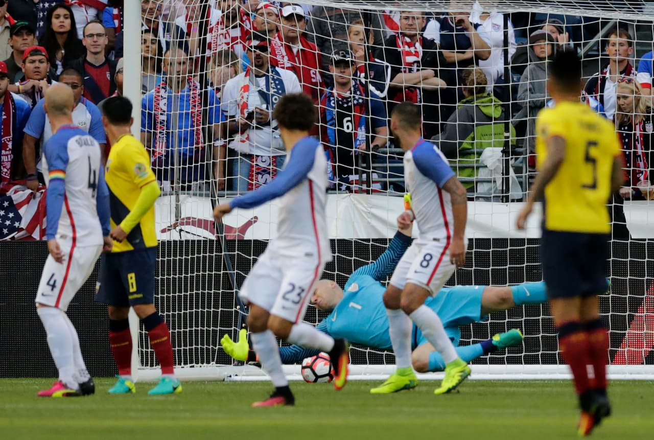 Michael Arroyo, de Ecuador, dispara con la derecha desde fuera del área. La pelota va pegada al palo izquierdo para el 2-1. Asistencia de Walter Ayoví tras el cobro de una falta.