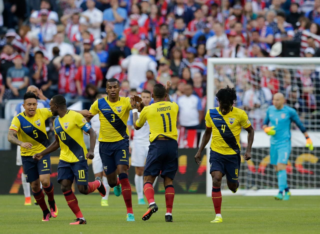 Ecuador celebra su único gol. Buscó intensamente el empate, pero Estados Unidos se llevó el pase a cuartos de final.