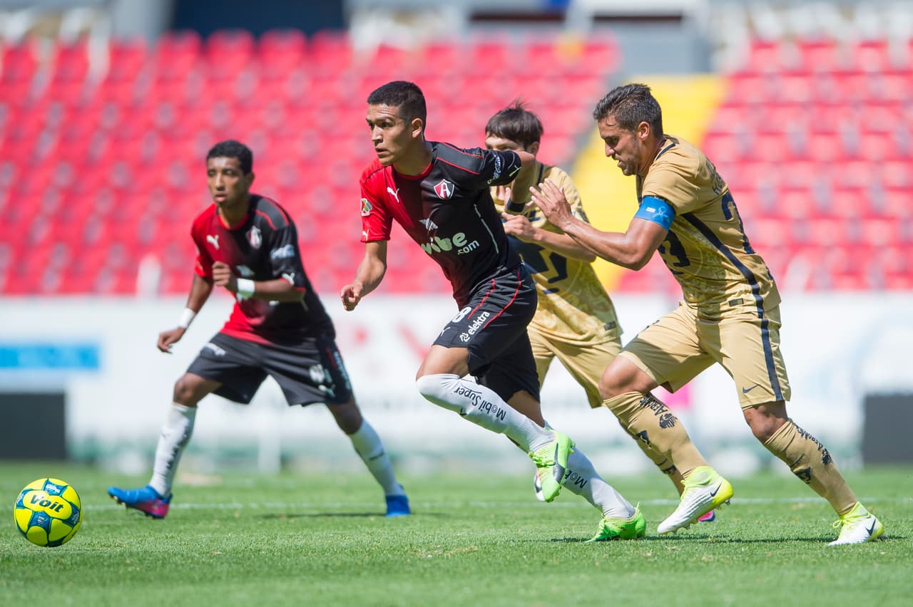 Iniestra fue capitán de las Fuerzas Básicas de Pumas y llegó a hacer parte del equipo de su categoría con México.