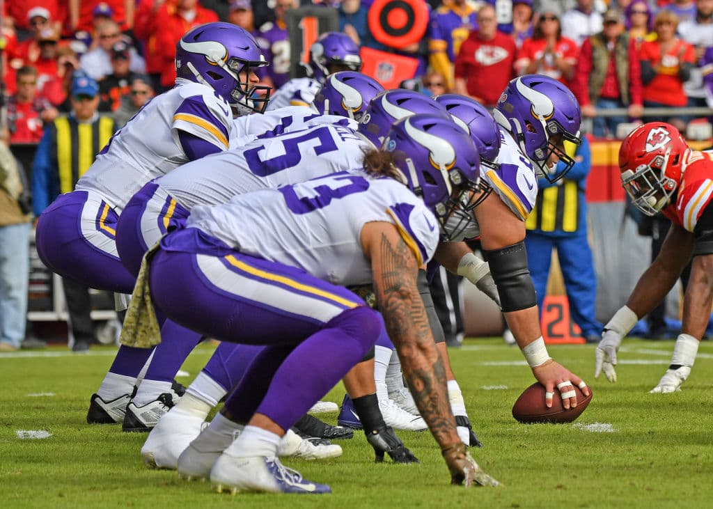El quarterback, Kirk Cousins, de los Minnesota Vikings comanda la ofensiva.
