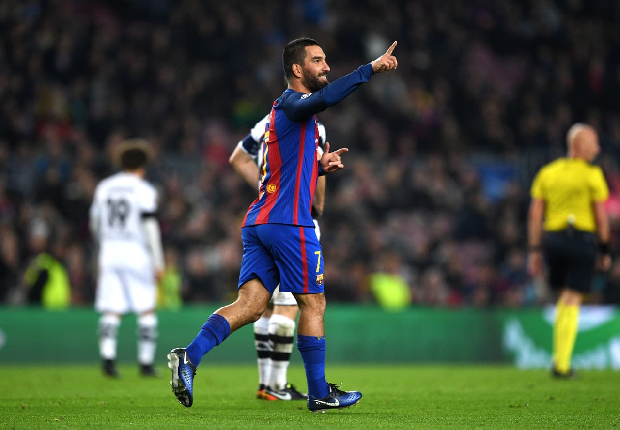 <b>Arda Turan (Temporada 2015/16) - </b>el Atlético de Madrid dejó ir al mediocampista turco por 47 millones de dólares, pero nunca rindió como blaugrana. Se fue al Basaksehir por 9.3 millones de dólares.