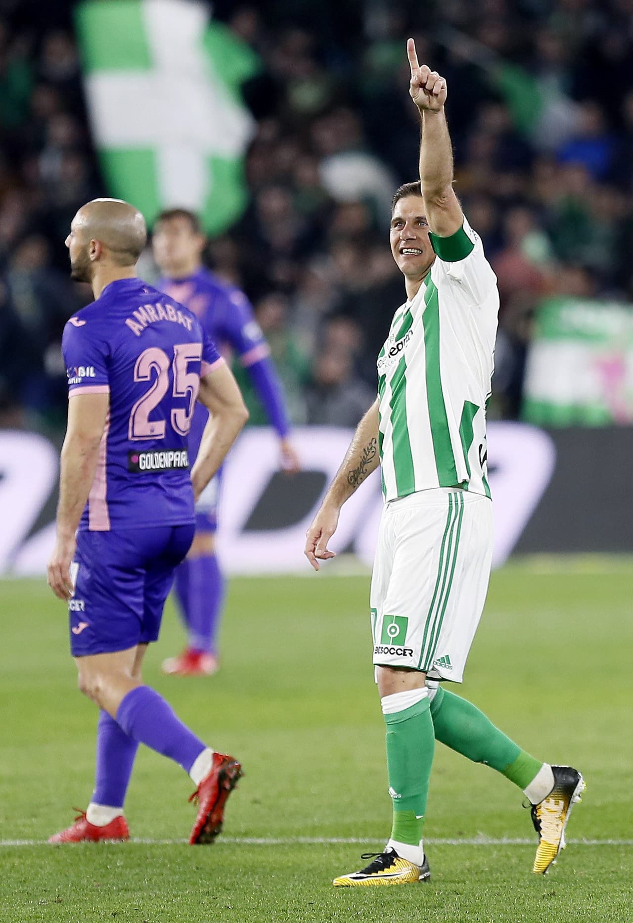GRAF2745. SEVILLA, 15/01/2018.- El centrocampista del Real Betis Joaquin Sánchez (d) celebra su gol, segundo de su equipo ante el Leganés, durante el partido de la decimonovena jornada de Liga en Primera División que se disputa hoy en el estadio Benito Villamarín, en Sevilla. EFE/José Manuel Vidal.