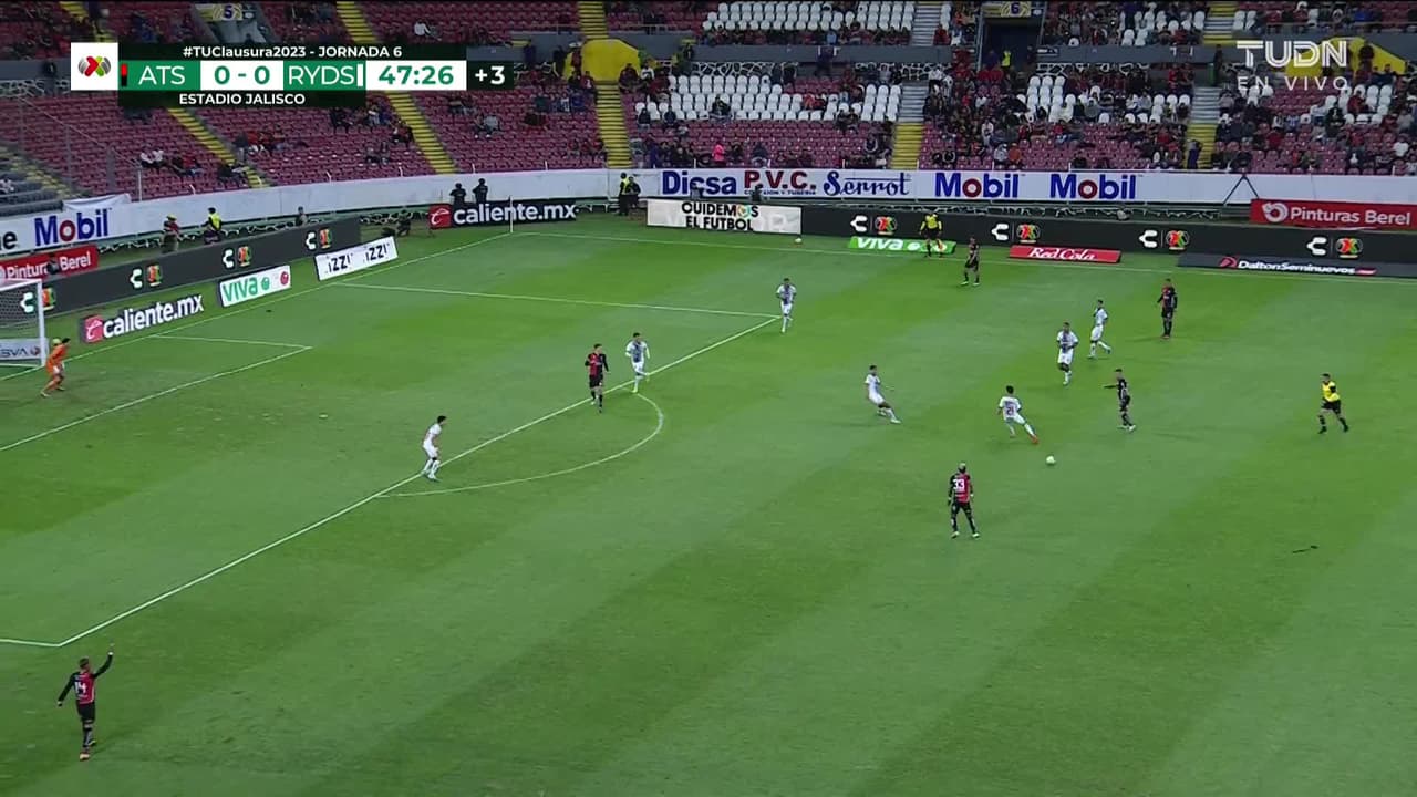 ¡TIRO ATAJADO! disparo por Julián Quiñones.