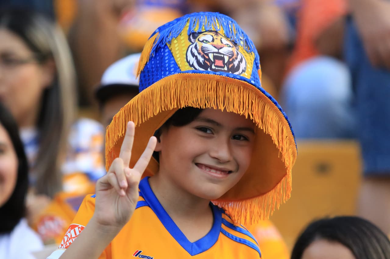 Los fanáticos de Tigres y Pumas viven el encuentro por la Jornada 13 del Clausura 2019 en el Estadio Universitario de la Universidad Autónoma Nuevo León.