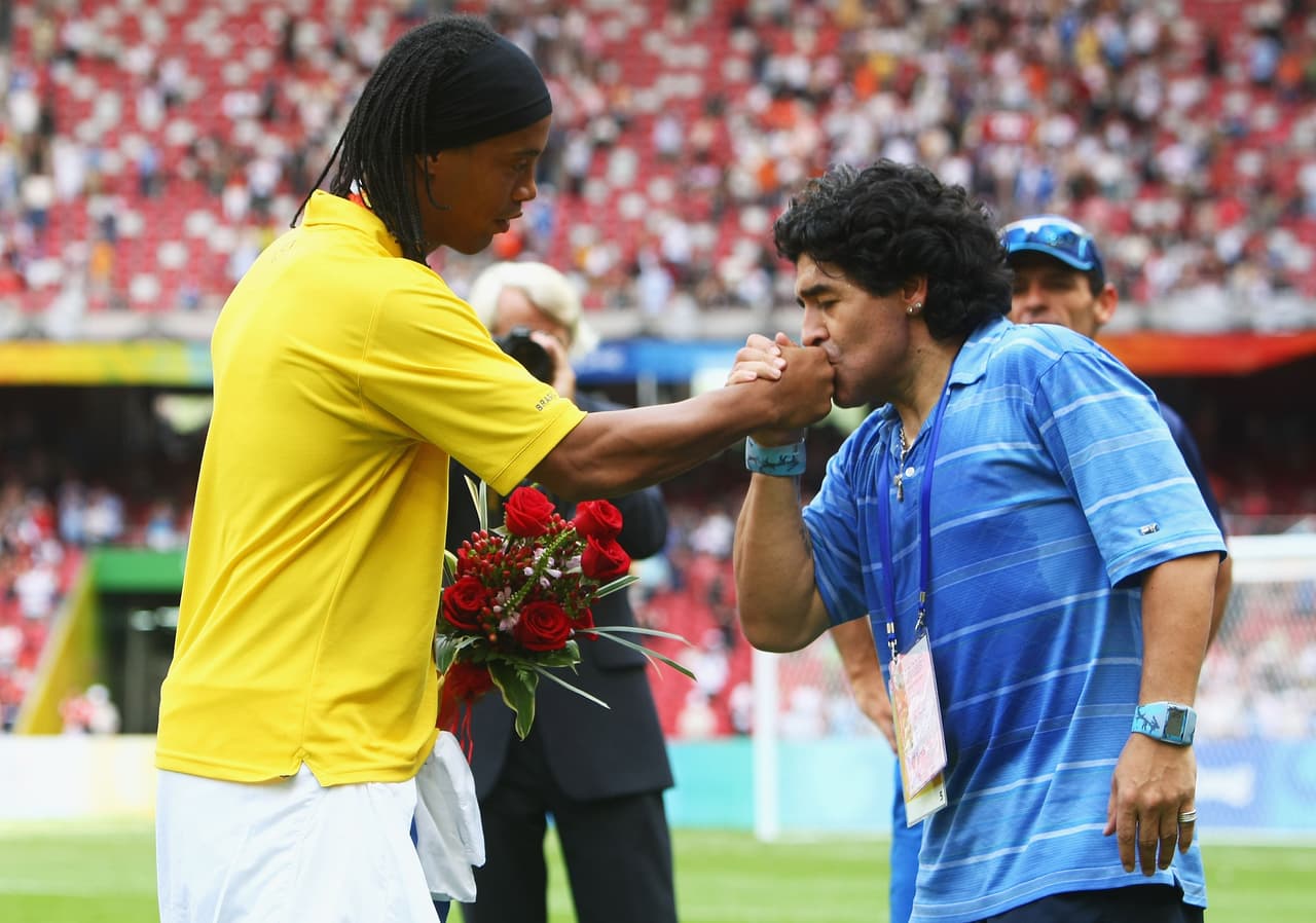 <b>13. </b>Aunque se podría creer que Ronaldinho tenía de ídolo a alguna estrella de su país, Pelé, Zico, Rivelino, entre otros, su referente siempre fue Maradona.