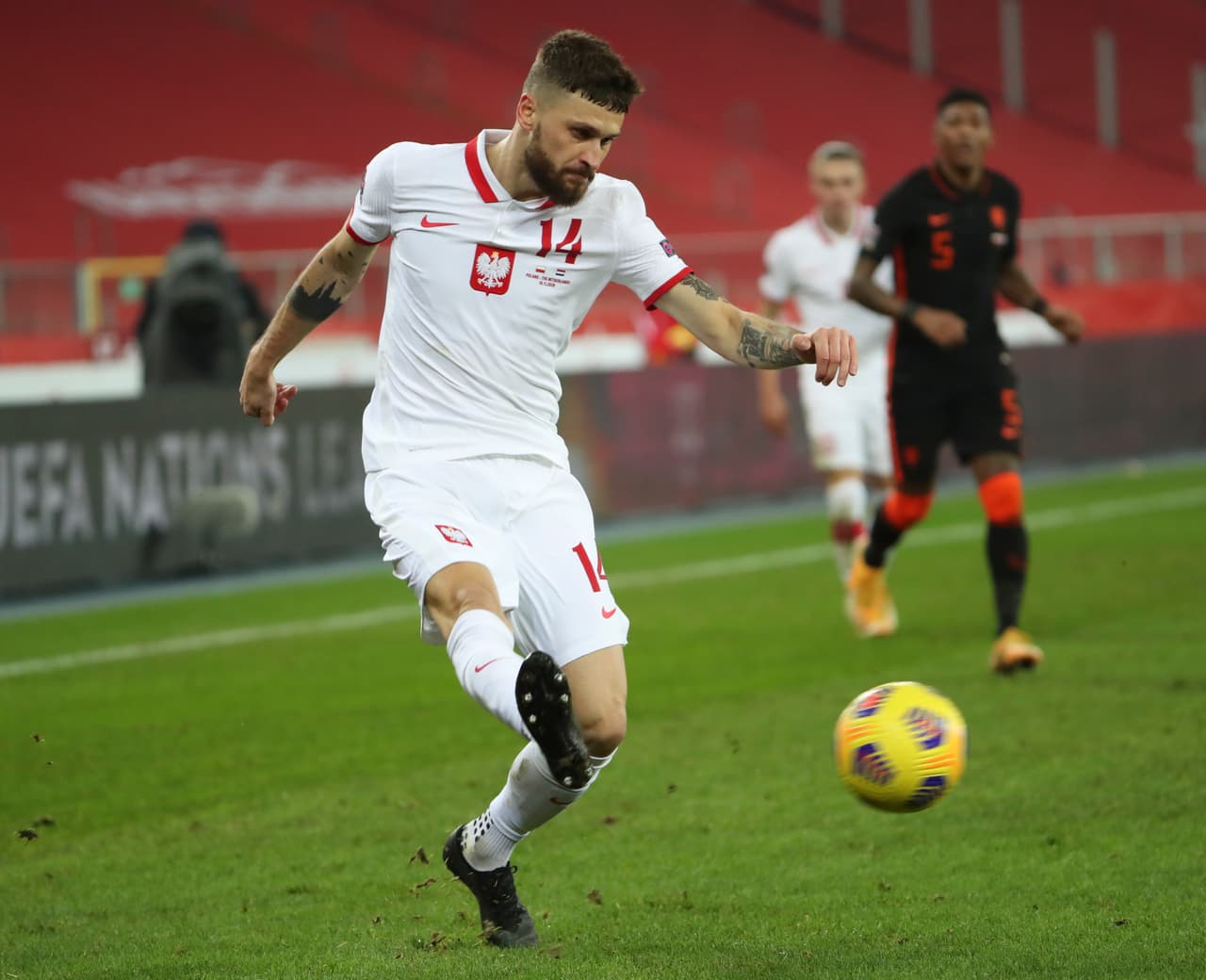 Los neerlandeses le dieron vuelta al partido sobre la recta final; ambos concluyen su participación en la justa europea. | Jozwiak (5’) abrió el marcador para Polonia. Depay (77’) igualó y Wijnaldum (84’) dio vuelta al marcador. Neerlandeses y polacos se despiden de la justa tras conseguir 11 y 7 unidades, respectivamente.