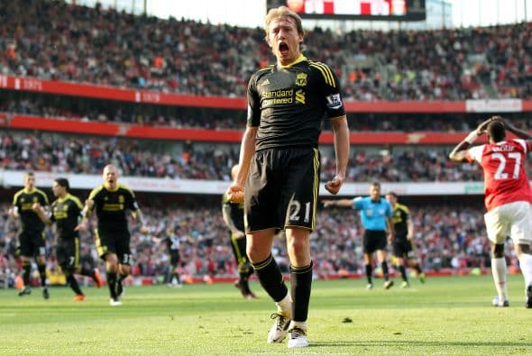 El también holandés Dirk Kuyt tomó el balón e igualó los cartones.