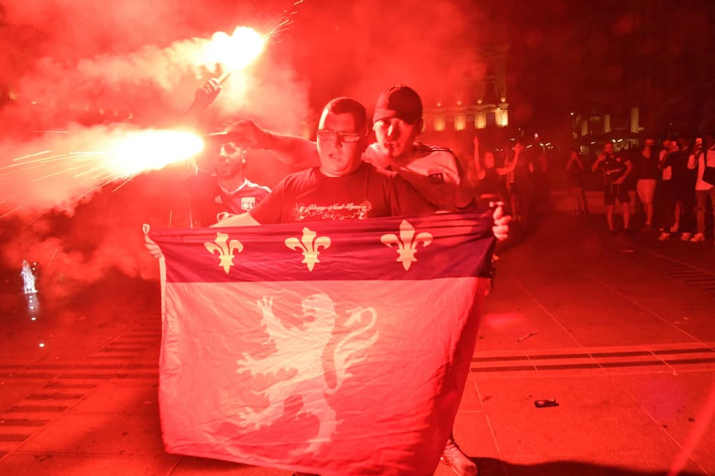 Los hinchas de Lyon festejan la histórica participación de su equipo, aunque han quedado eliminados de la competición.