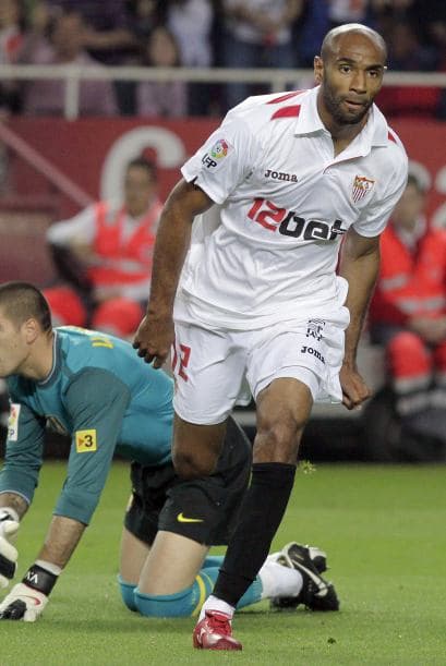 Muchos dicen que Frédéric Kanouté ya no vive su mejor etapa, pero Sevilla le ha tenido la confianza para ser la dupla de Luis Fabiano. Es todo un asesino del área, cuidado con este romperredes de Malí.