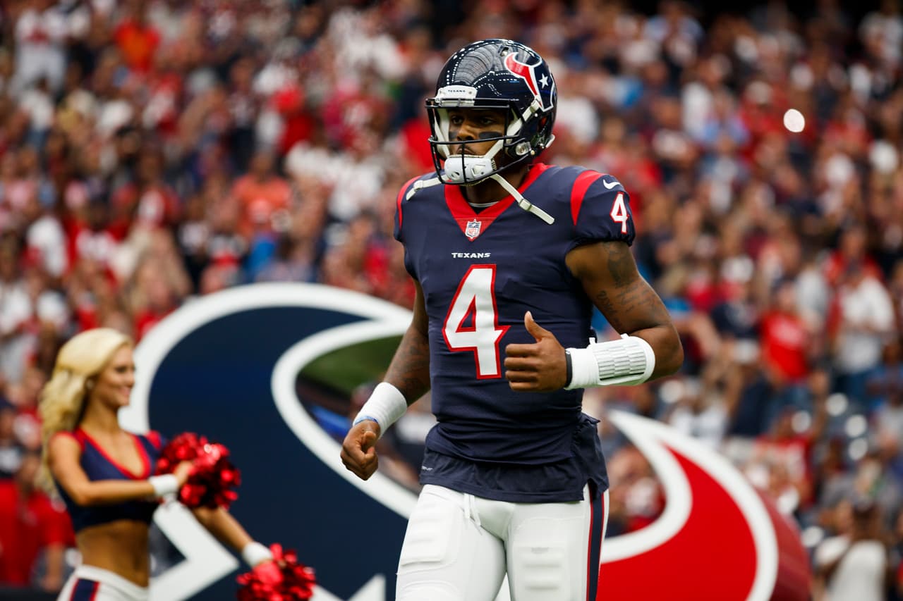 <i>WAIVERS</i>
<br>QB:
<br>
<b>Deshaun Watson (Texans) </b>El novato de Houston está demostrando calidad para tomar las riendas del equipo. Lleva dos semanas con más de 300 yardas totales y es una gran opción para los dueños de Matt Ryan, Kirk Cousins o Derek Carr que no jugarán.