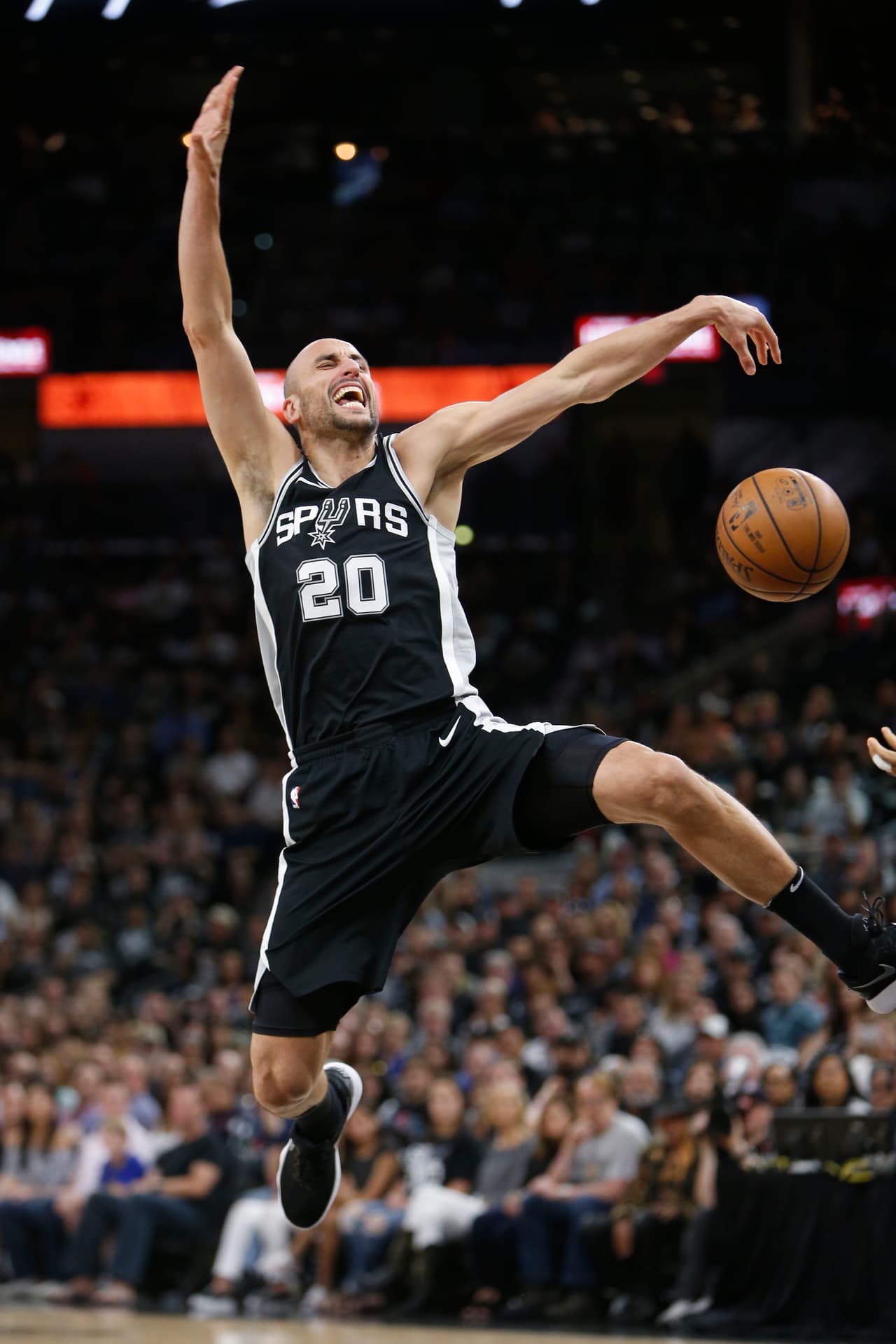 Sin embargo, los Spurs fallaron y apenas sumaron 21 puntos frente a 29 de los visitantes para dejar el marcador 77-71 al final del tercer cuarto.