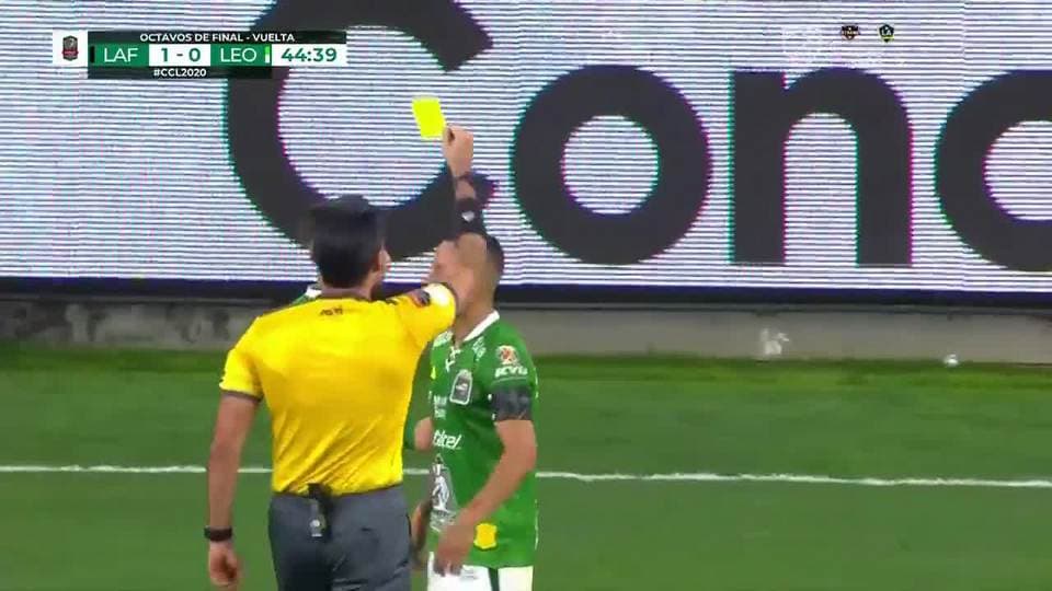 Tarjeta amarilla. El árbitro amonesta a Luis Montes de León