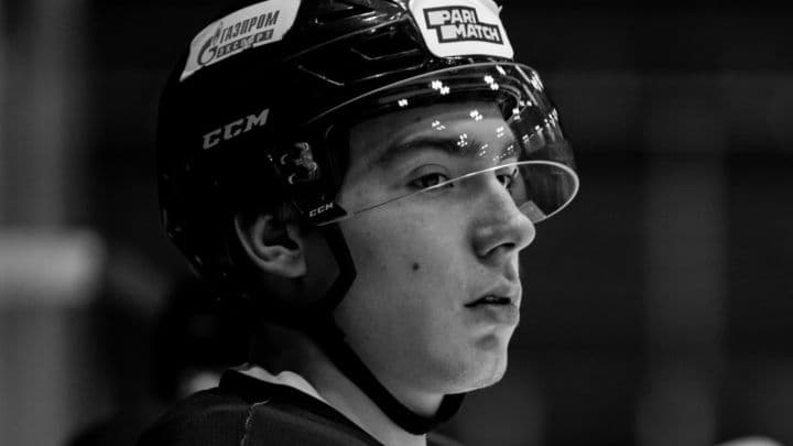 Jugador de hockey de 19 años muere por impacto con el puck