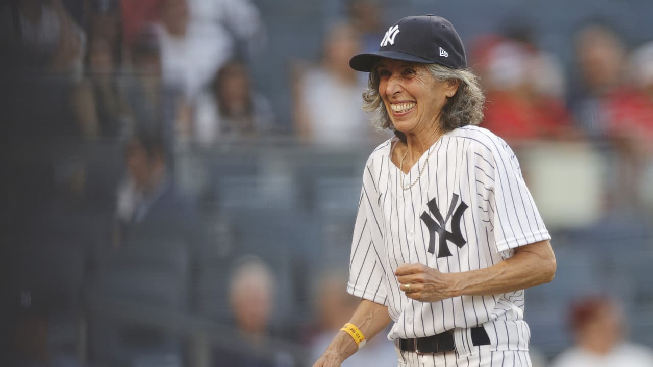 Nunca es tarde... Yankees cumple sueño de ser bat girl 60 años después