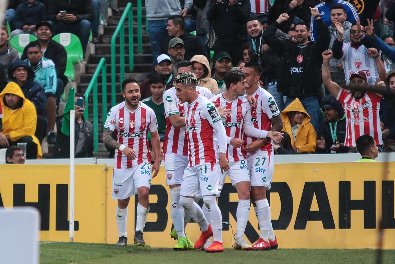 Al minuto 17 el uruguayo Facundo Castro anotó el 1-0 para Necaxa, desatando la celebración de los fanáticos de su equipo.