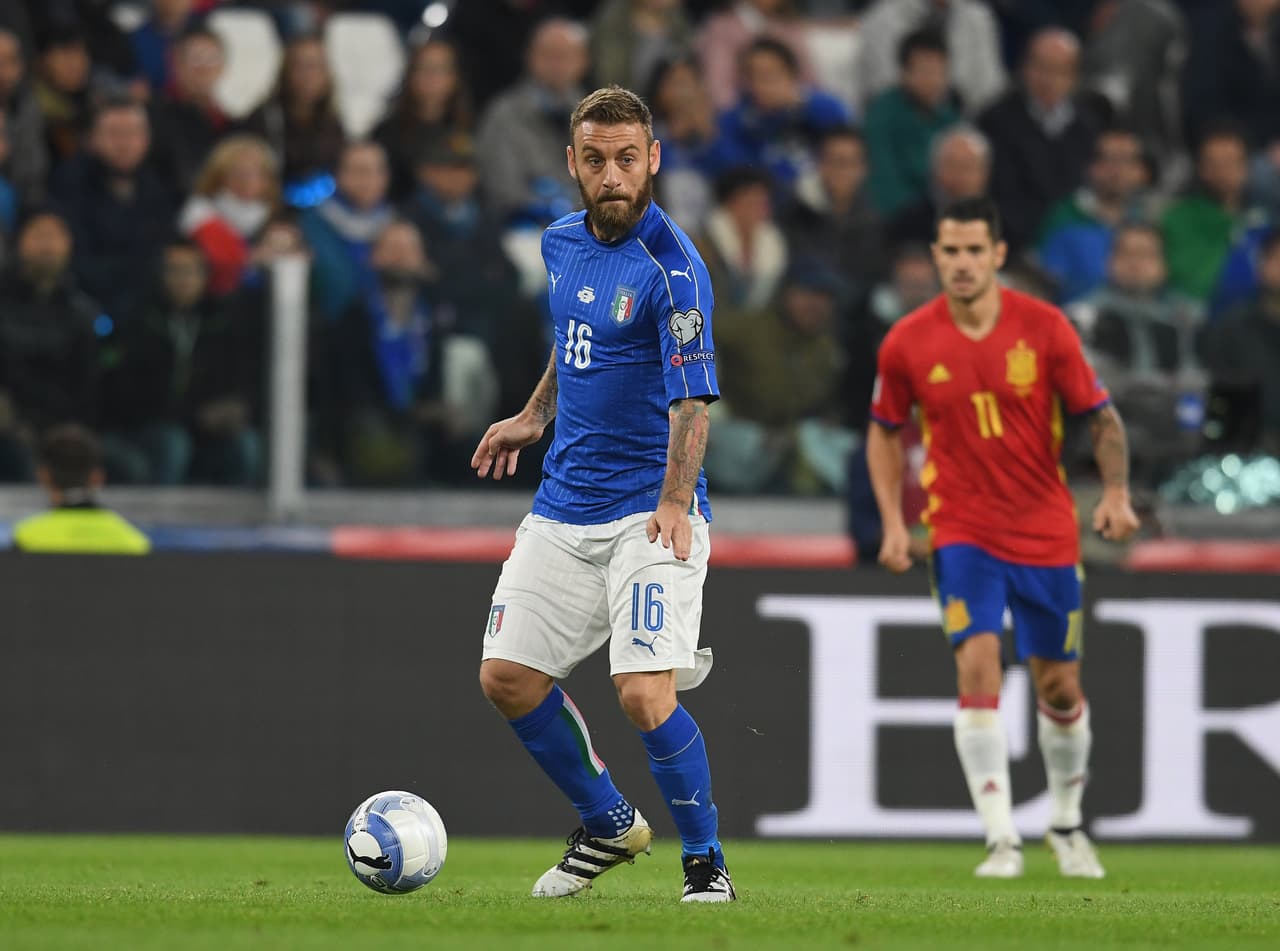 TURIN, ITALY - OCTOBER 06: Daniele De Rossi of Italy in action during the FIFA 2018 World Cup Qualifier between Italy and Spain at Juventus Stadium on October 6, 2016 in Turin, Italy. (Photo by Claudio Villa/Getty Images)