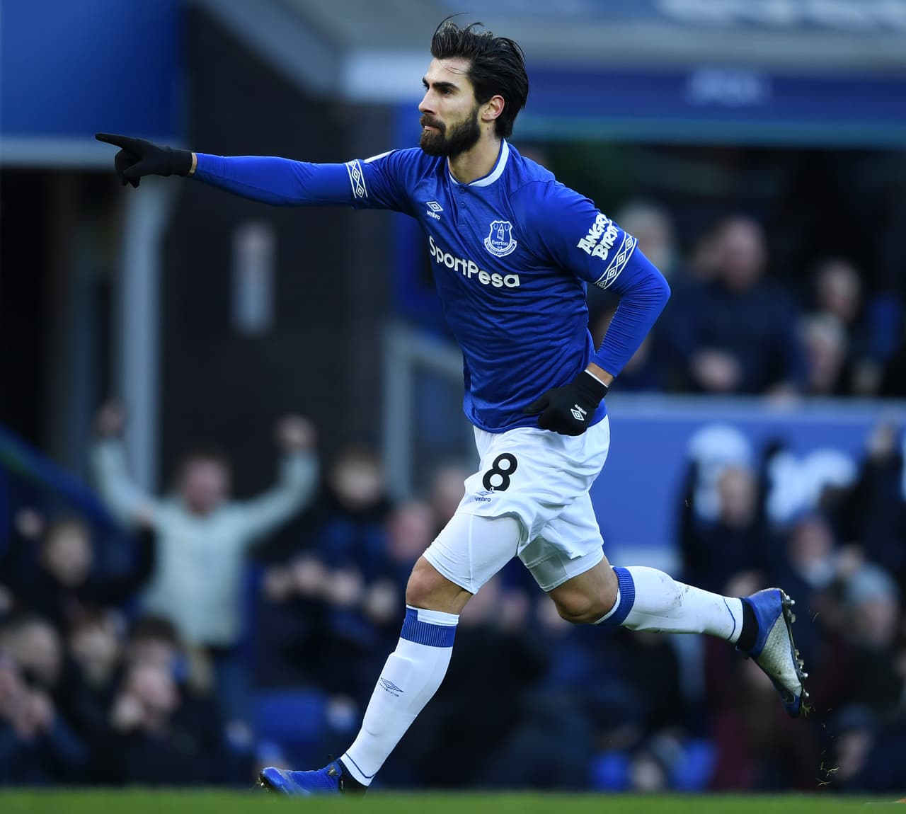 Combinó muy bien con Cenk Tosun por la banda derercha y logró el especio ideal para fusilar el arco de los Wolves.