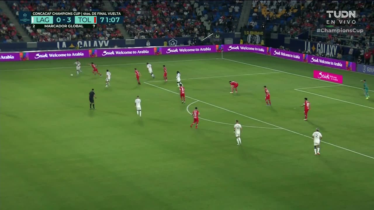 ¡TIRO ATAJADO! disparo por Nicolás Castro.